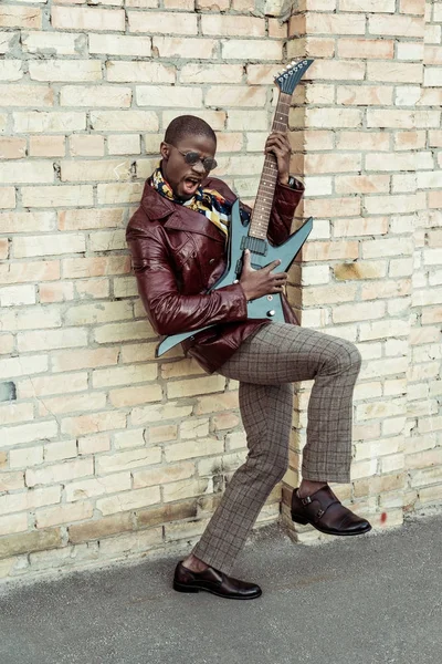 Guapo afroamericano tocando la guitarra — Foto de Stock