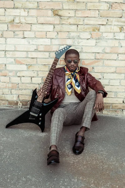 时尚的非洲裔美国人与吉他 — 免费的图库照片