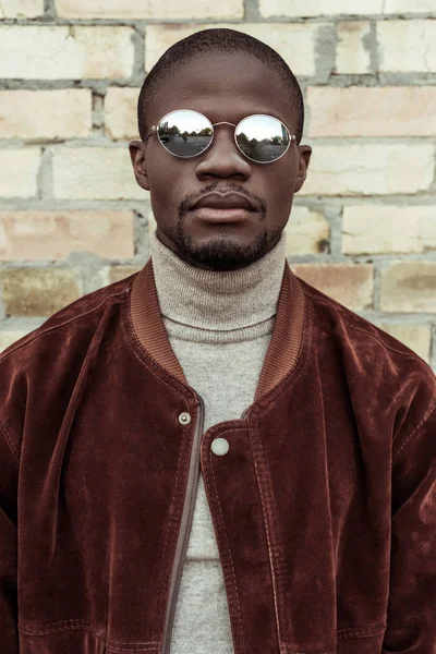 Élégant homme afro-américain en lunettes de soleil — Photo