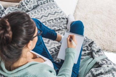 dizüstü evde kızla