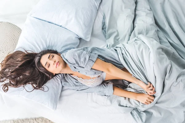 Wanita muda dalam lingerie di tempat tidur — Stok Foto