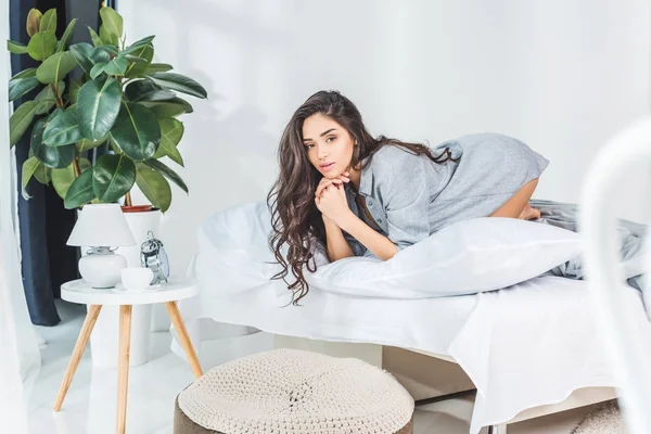 Flicka på sängen — Stockfoto