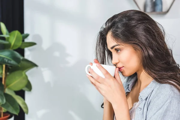 Girl drinking coffee — Stock Photo, Image