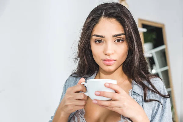 Mädchen in Dessous trinkt Kaffee — Stockfoto