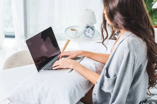 Mujer joven con portátil en casa — Foto de Stock