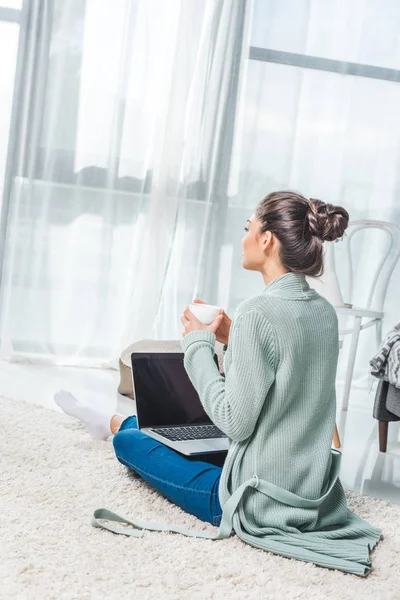 Ung kvinna med bärbar dator hemma — Stockfoto