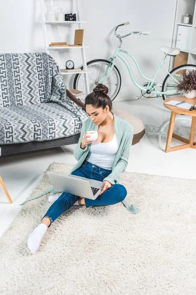 Jonge vrouw met laptop thuis — Gratis stockfoto