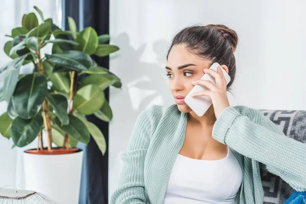 Chica usando el teléfono inteligente en casa — Foto de Stock