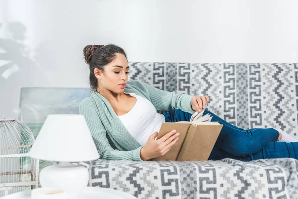 Menina leitura livro em casa — Fotografia de Stock