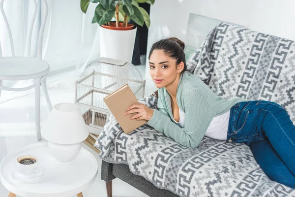 Menina leitura livro em casa — Fotos gratuitas