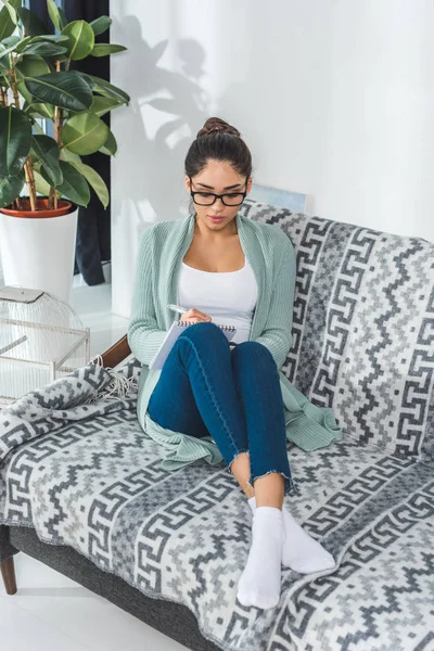 Chica con cuaderno en casa — Foto de stock gratis