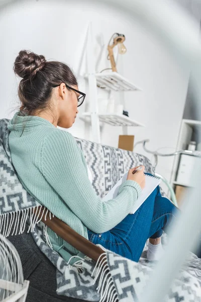 Menina com notebook em casa — Fotografia de Stock