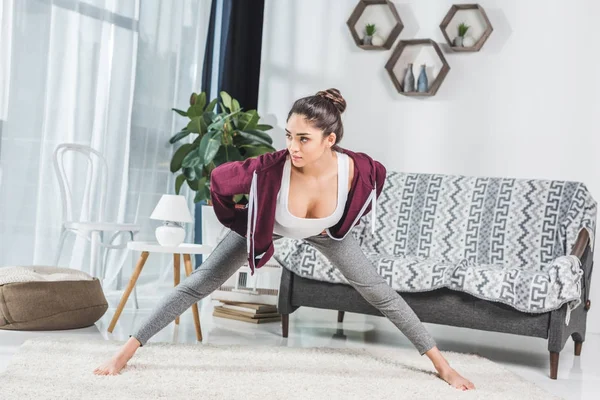 Chica haciendo ejercicio en casa —  Fotos de Stock