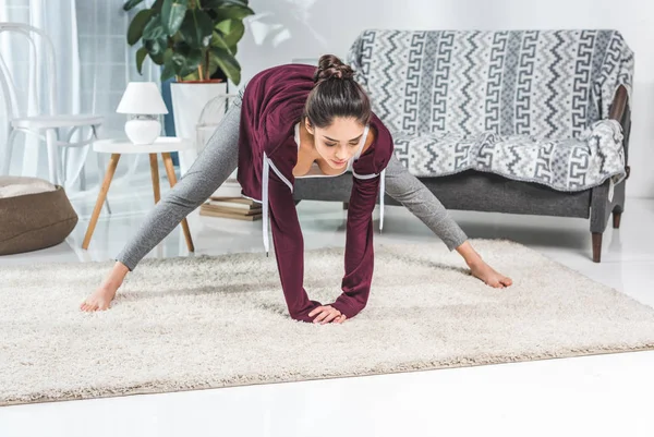 Girl exercising at home — Stock Photo, Image