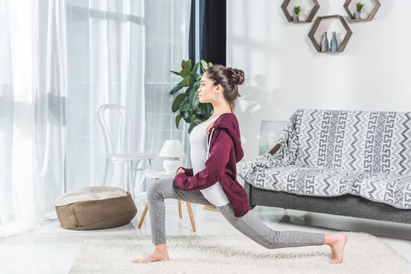 Menina exercitando em casa — Fotografia de Stock