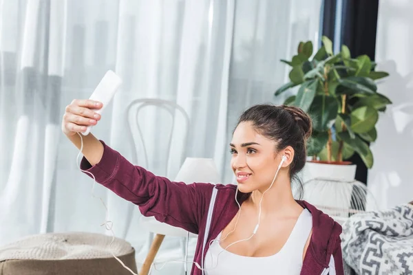 Mädchen benutzt Smartphone zu Hause — Stockfoto