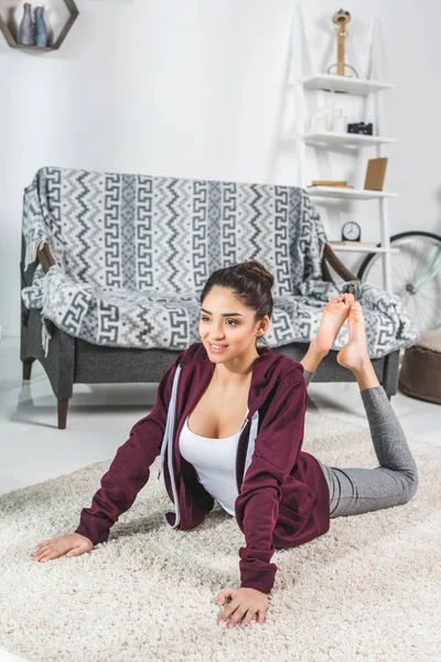 Chica haciendo ejercicio en casa — Foto de Stock