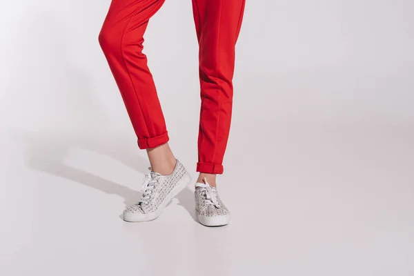 Meisje in rode broek — Stockfoto