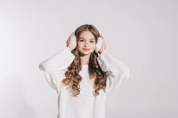 Flicka i päls hörselkåpor — Stockfoto