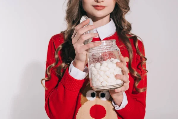 Teenage girl holding marshmallows — Free Stock Photo