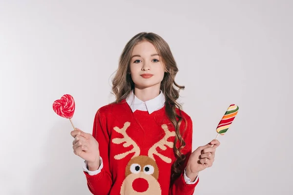 Menina adolescente segurando doces — Fotografia de Stock