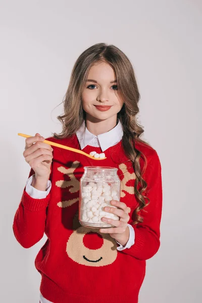 Dospívající dívka hospodářství marshmallows — Stock fotografie zdarma