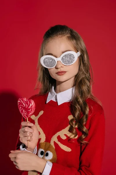 Teenage girl holding candy — Free Stock Photo