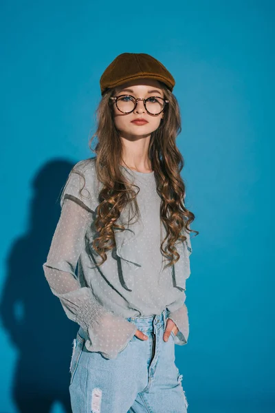 Tienermeisje in trendy outfit — Stockfoto