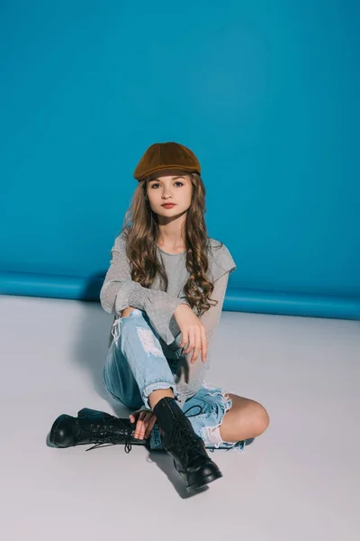 Teenage girl in trendy outfit — Stock Photo, Image