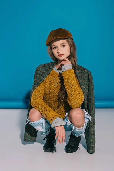 Teenage girl in trendy outfit — Stock Photo, Image