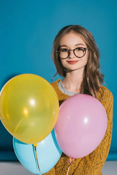 Stilvolle Teenager-Mädchen mit Luftballons — Stockfoto