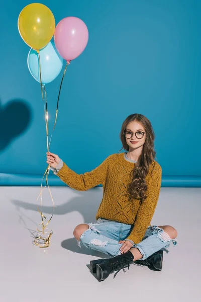 Eleganta tonårsflicka med ballonger — Stockfoto