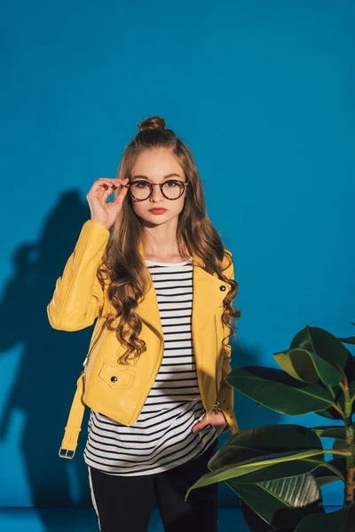 Menina elegante em jaqueta de couro — Fotografia de Stock