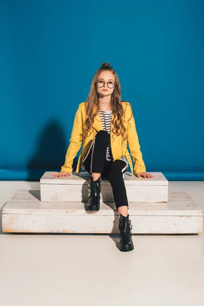 Menina elegante em jaqueta de couro — Fotografia de Stock