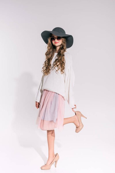 девушка-подросток в шляпе и солнечных очках
