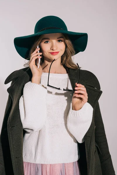 Eleganta tonårsflicka med smartphone — Stockfoto