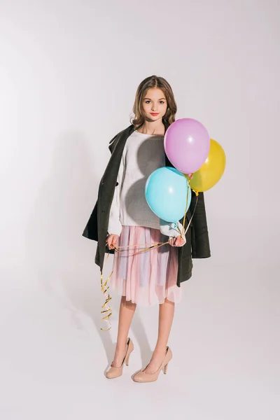 Menina adolescente elegante com balões — Fotografia de Stock Grátis