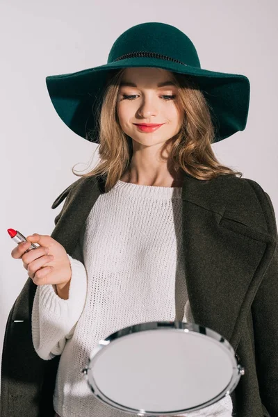 Adolescente chica aplicando maquillaje — Foto de Stock