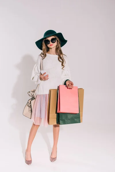 Chica con estilo con bolsas de compras — Foto de Stock