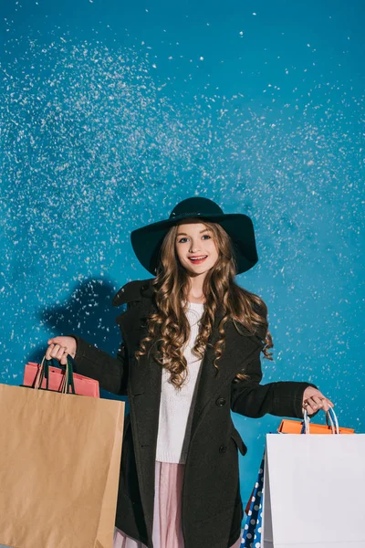 Menina elegante com sacos de compras — Fotografia de Stock