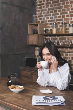 kadın telefonla konuşuyor ve kahve içme