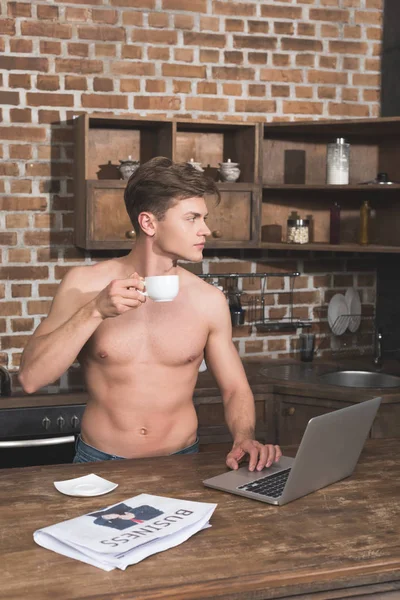 Shirtless man met laptop — Stockfoto