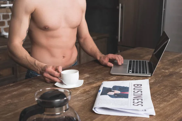 Uomo senza maglietta utilizzando il computer portatile — Foto stock gratuita