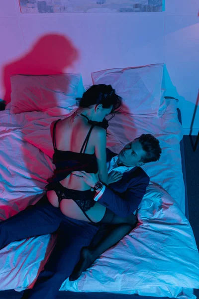 Cuplu pasionat în pat — Fotografie, imagine de stoc