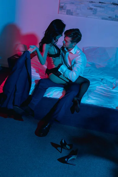 Donna spogliarsi il suo fidanzato a letto — Foto Stock