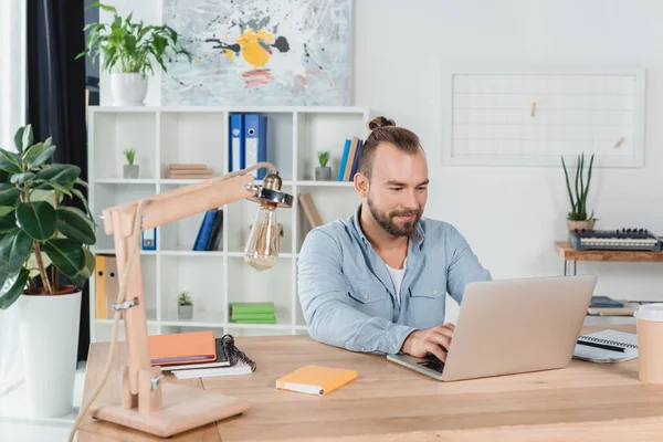 Jonge man aan het werk met laptop — Gratis stockfoto