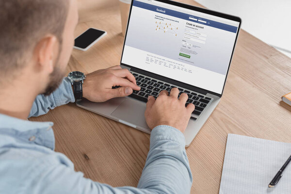 человек с помощью ноутбука