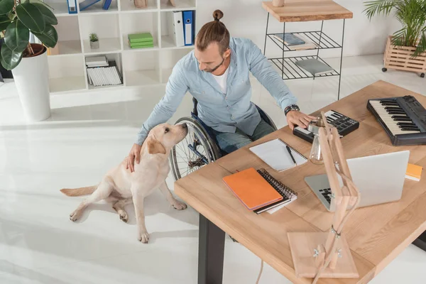 Músico com deficiência trabalhando com mpc pad — Fotografia de Stock