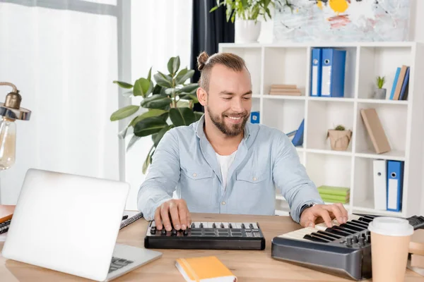 Productor de sonido que trabaja con almohadillas mpc — Foto de stock gratis