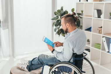 adam tekerlekli sandalye tablet kullanma